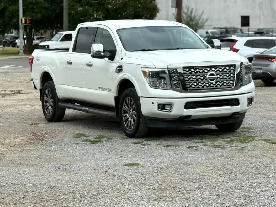 2017 Nissan Titan photo 1