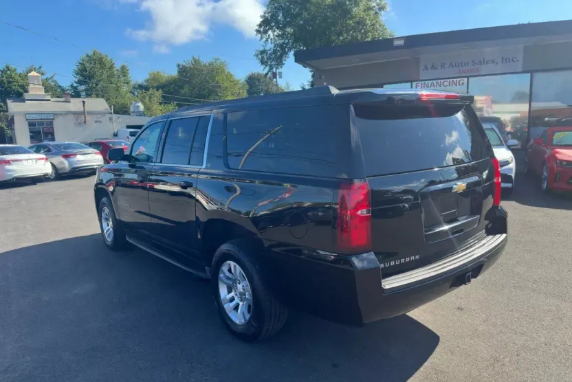 2019 Chevrolet Suburban LT photo 1