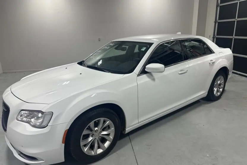 2023 Chrysler 300 Touring photo 1