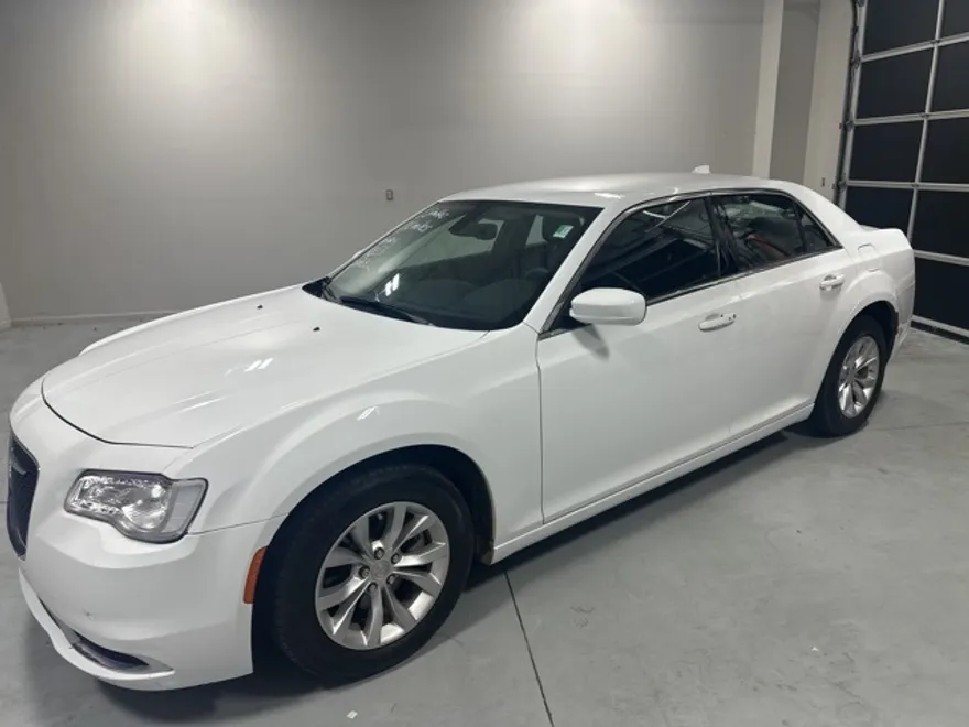 2023 Chrysler 300 Touring photo 1