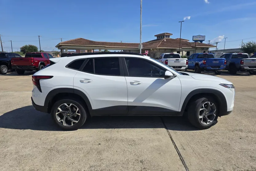 2024 Chevrolet Trax LT photo 1