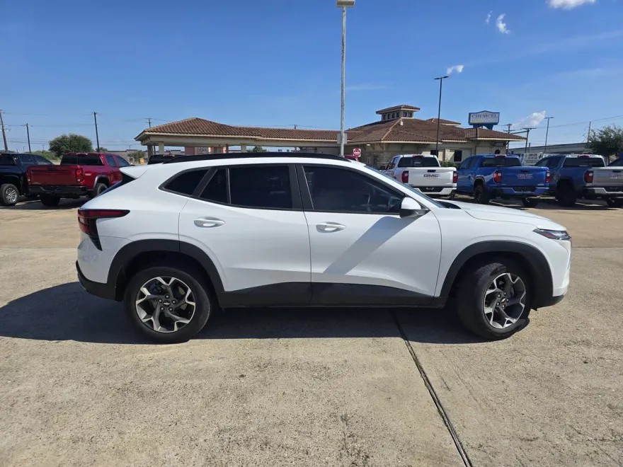 2024 Chevrolet Trax LT photo 1