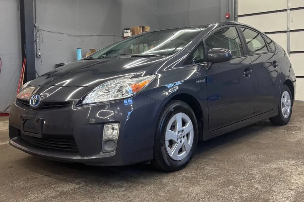 2010 Toyota Prius Three photo 1