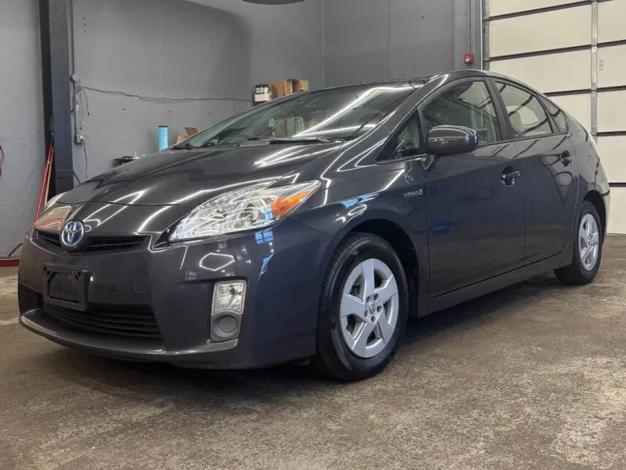 2010 Toyota Prius Three photo 1