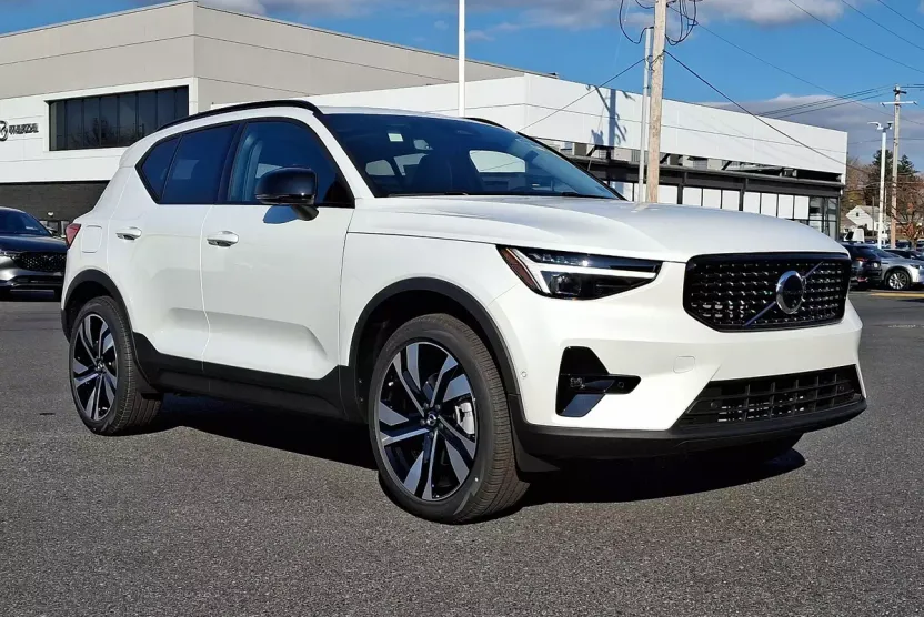 2025 Volvo XC40 Plus photo 1