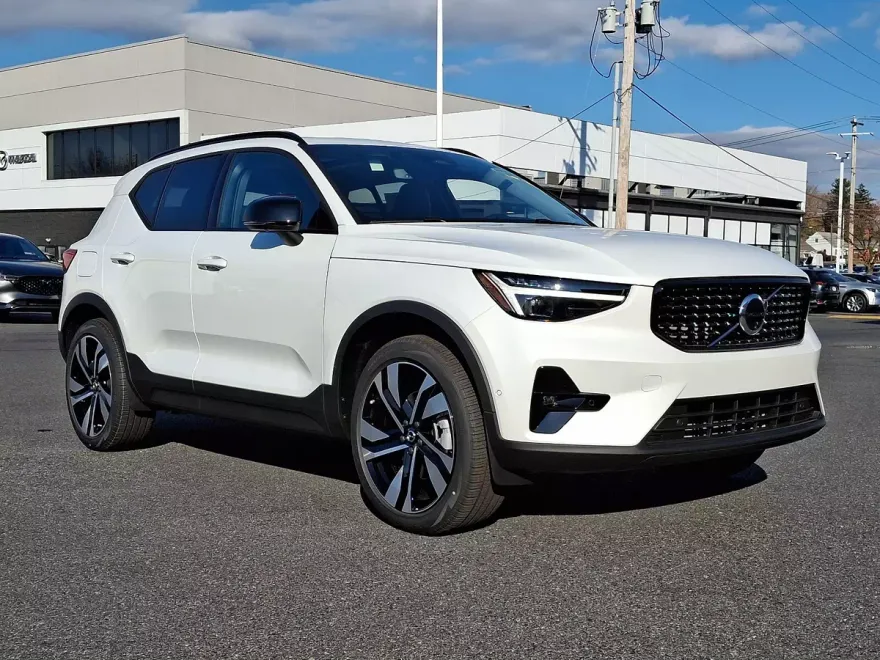 2025 Volvo XC40 Plus photo 1