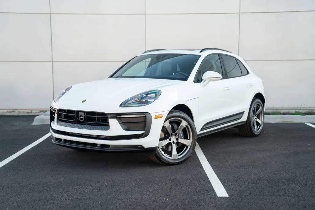 2025 Porsche Macan T photo 1