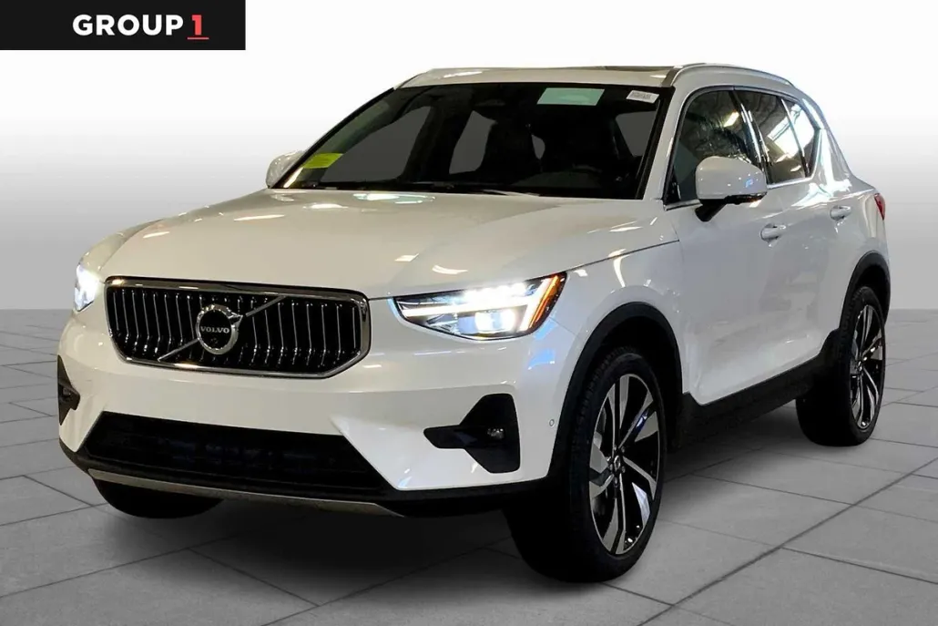 2025 Volvo XC40 photo 1
