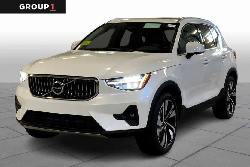 2025 Volvo XC40 photo 1