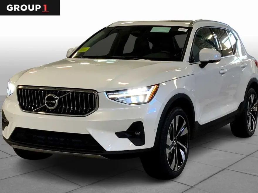 2025 Volvo XC40 photo 1