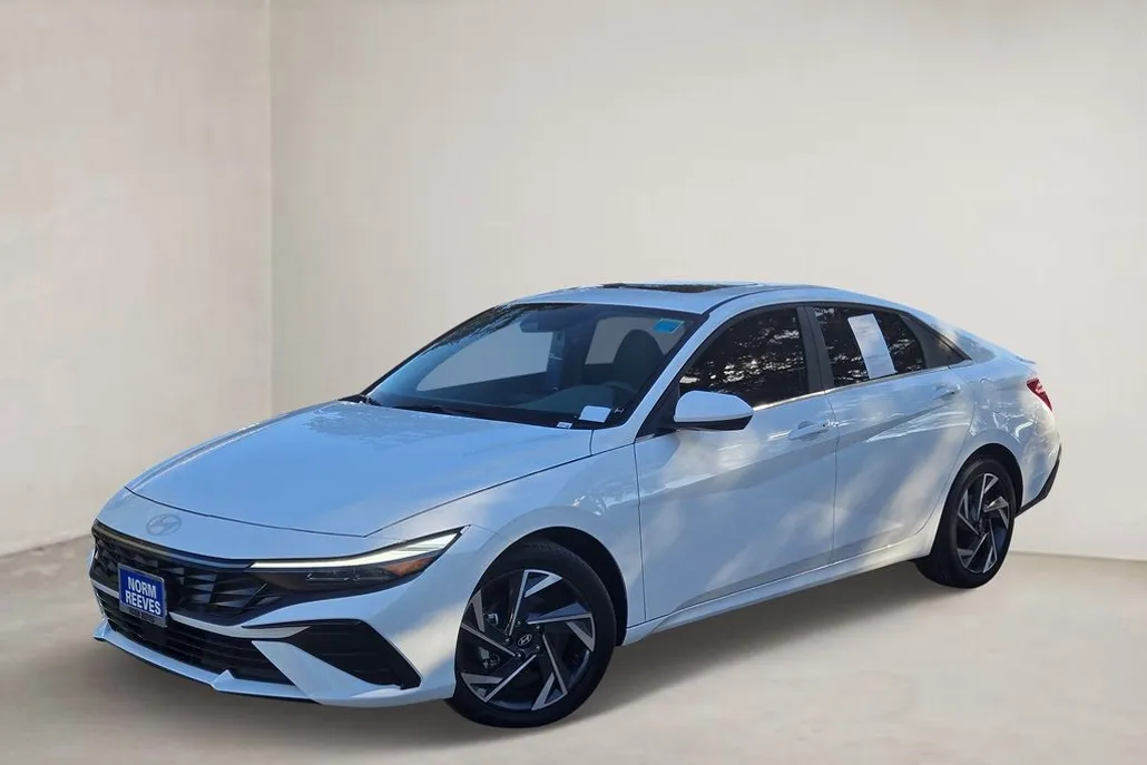 2024 Hyundai Elantra SEL photo 1
