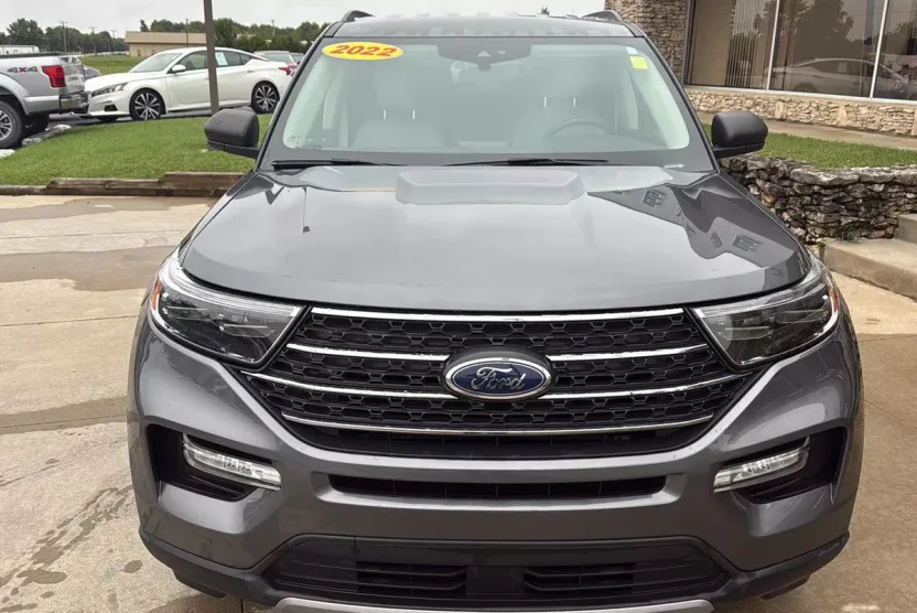 2022 Ford Explorer XLT photo 1