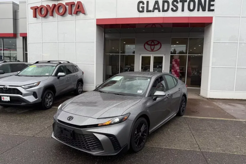 2025 Toyota Camry SE photo 1