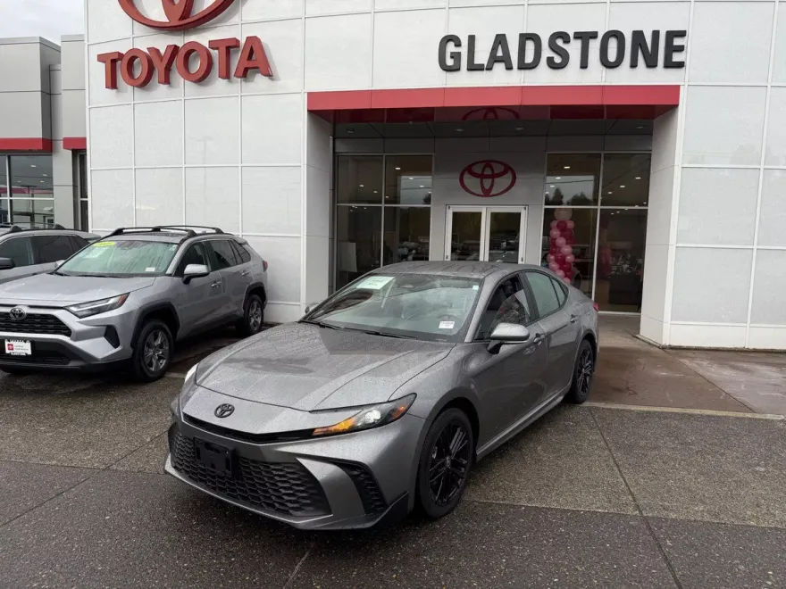 2025 Toyota Camry SE photo 1