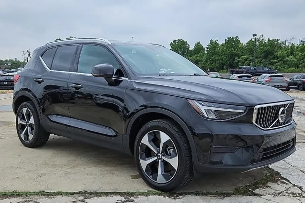 2025 Volvo XC40 Core photo 1
