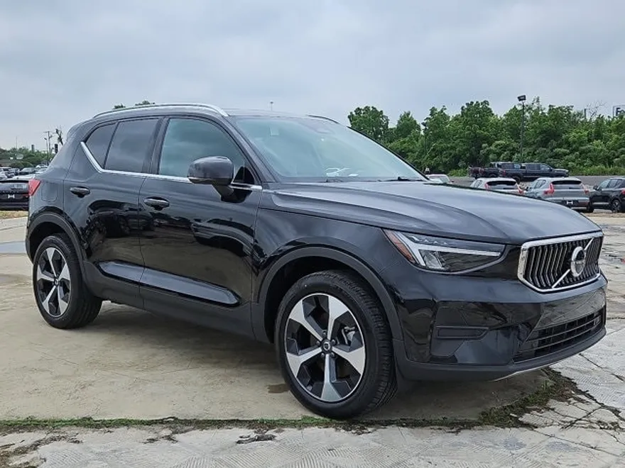 2025 Volvo XC40 Core photo 1