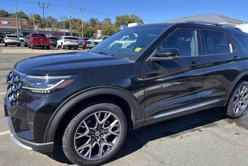 2025 Ford Explorer Platinum photo 1