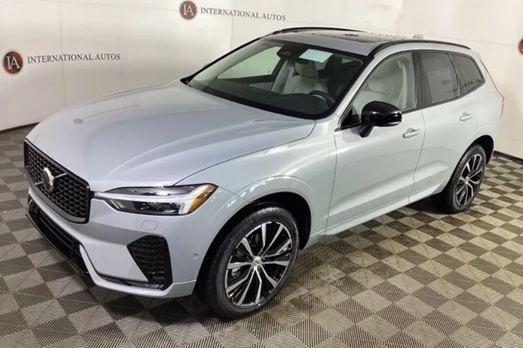 2025 Volvo XC60 B5 Plus photo 1