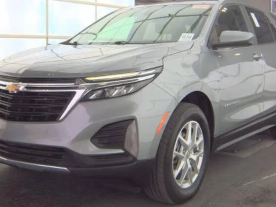 2023 Chevrolet Equinox LT photo 1