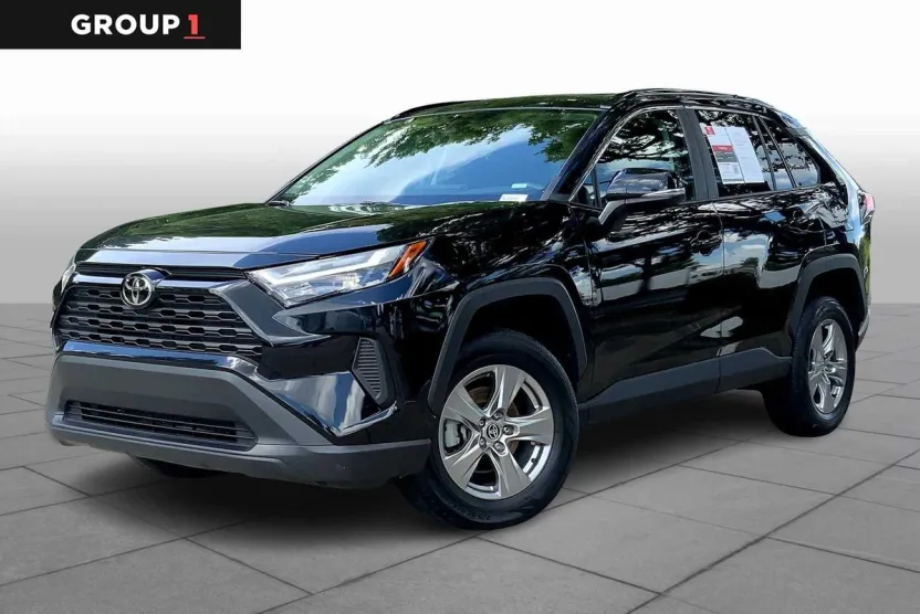 2023 Toyota RAV4 XLE photo 1