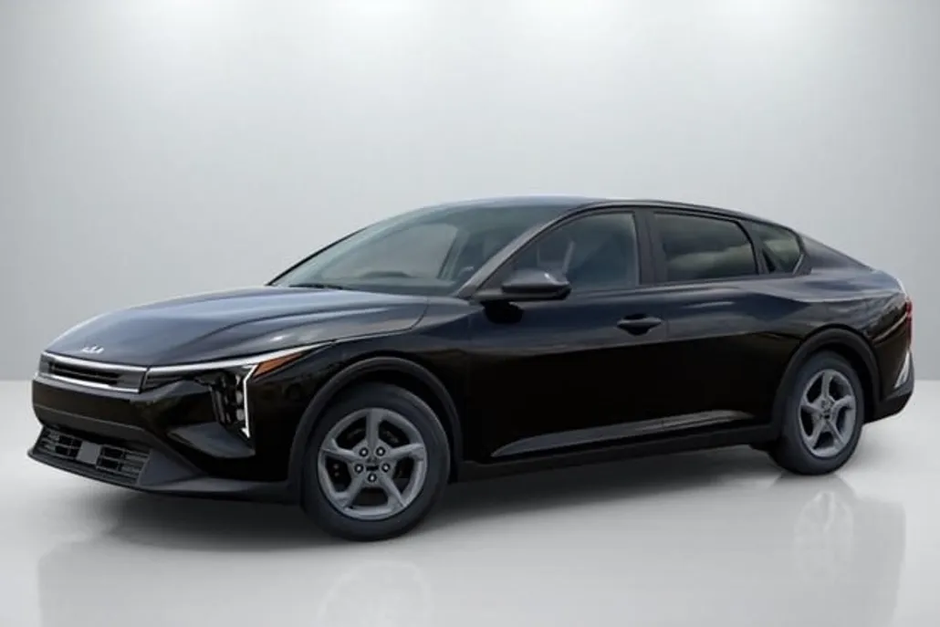 2025 Kia K4 LXS photo 1