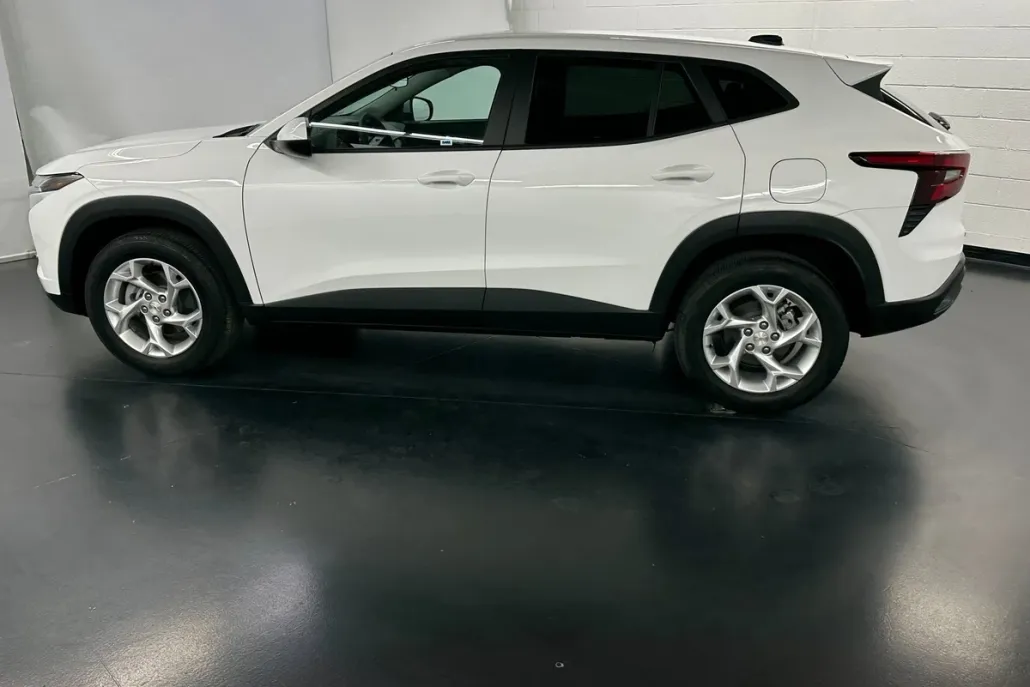 2024 Chevrolet Trax LS photo 1