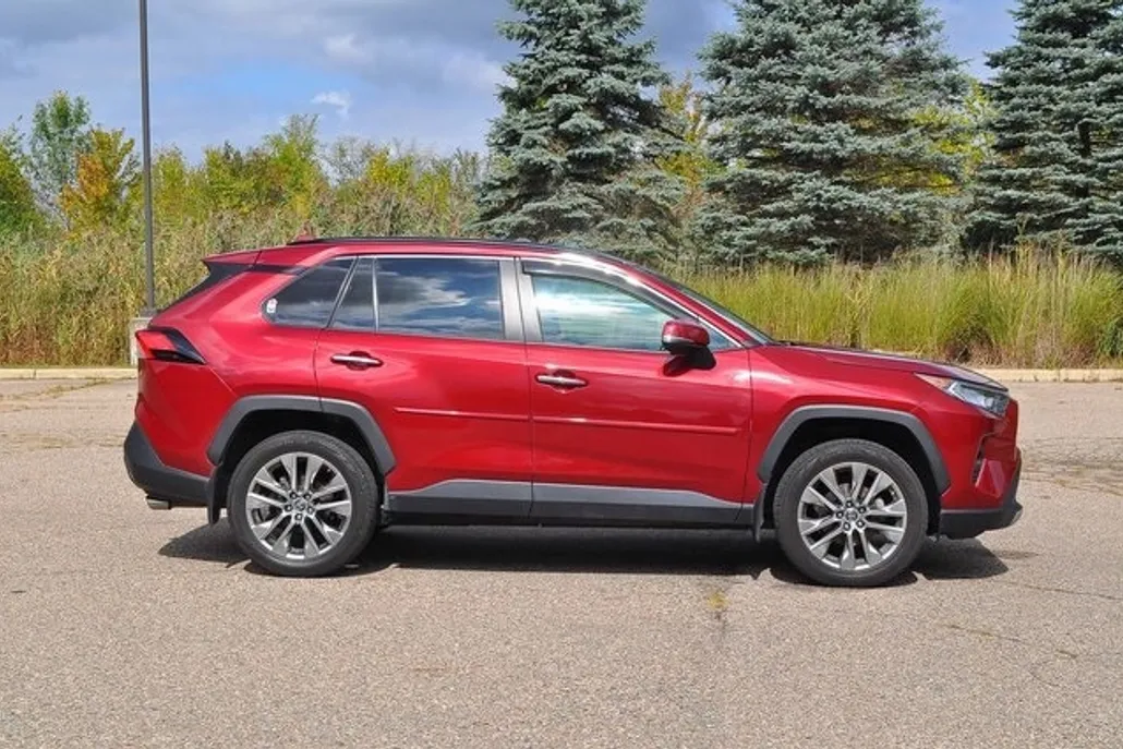 2019 Toyota RAV4 Limited photo 1
