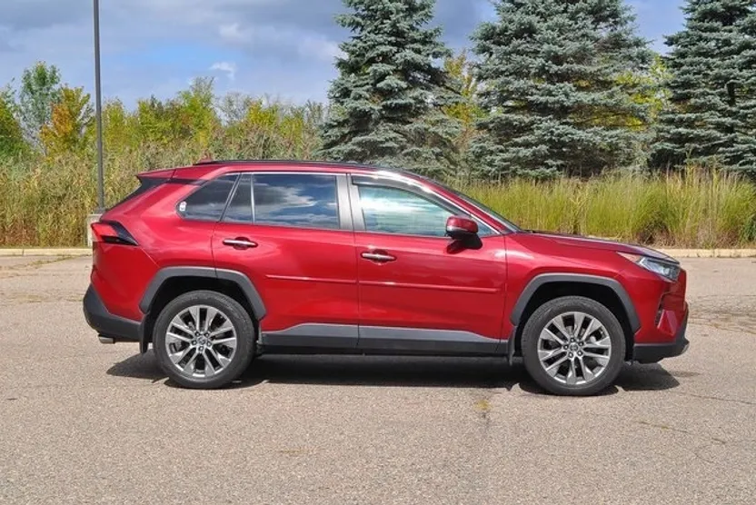 2019 Toyota RAV4 Limited photo 1
