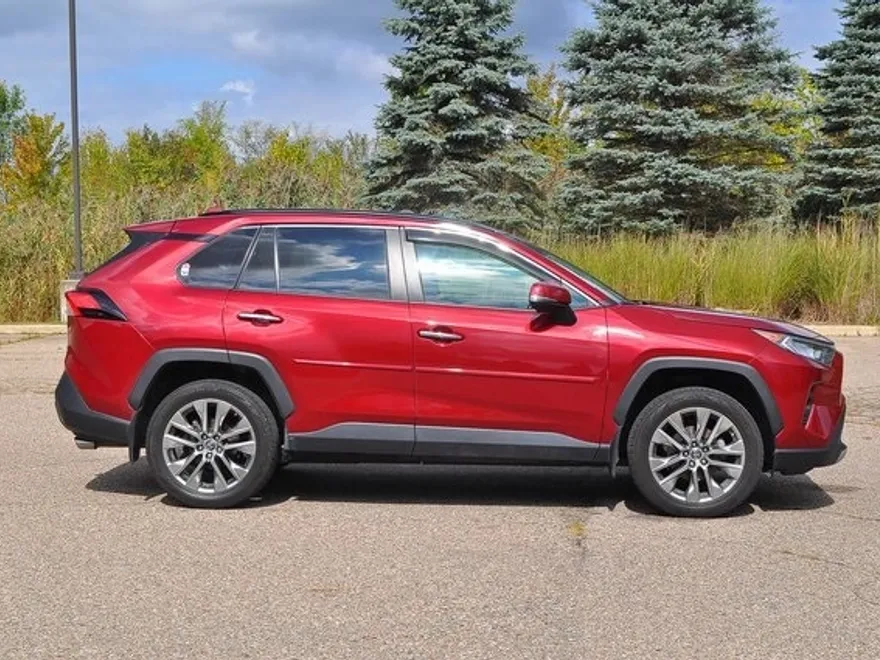 2019 Toyota RAV4 Limited photo 1