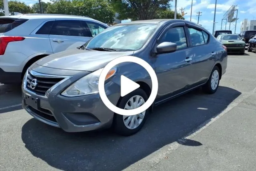 2016 Nissan Versa SV photo 1