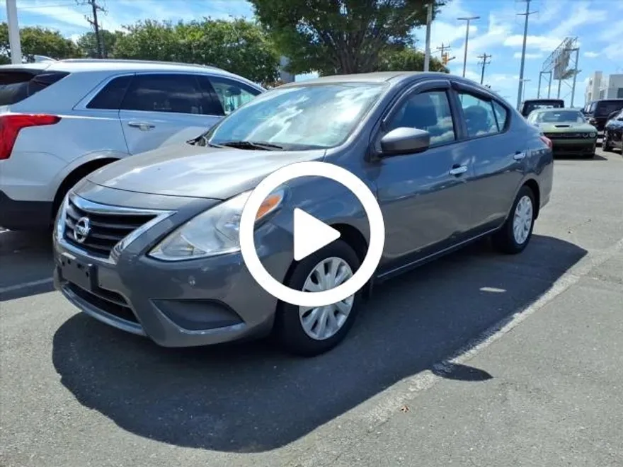 2016 Nissan Versa SV photo 1