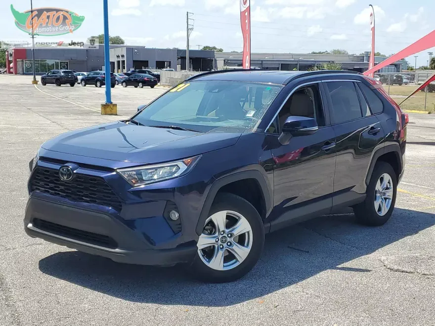 2021 Toyota RAV4 XLE photo 1
