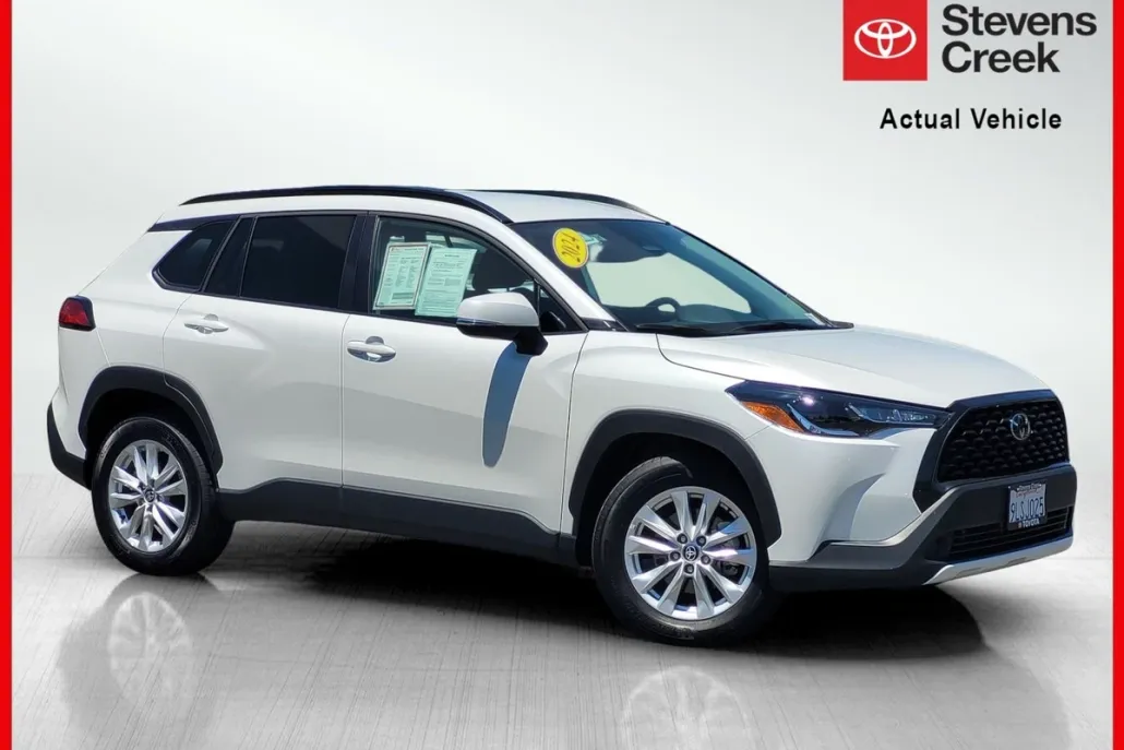 2024 Toyota Corolla Cross LE photo 1