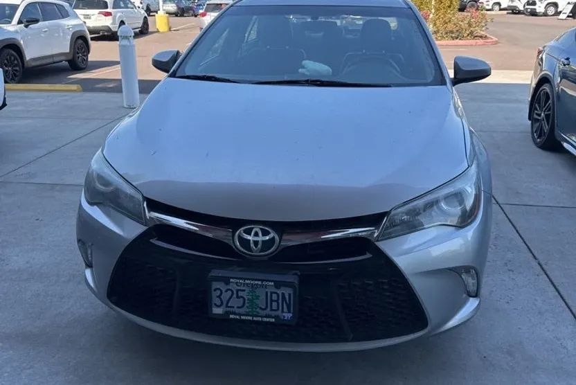 2016 Toyota Camry SE photo 1