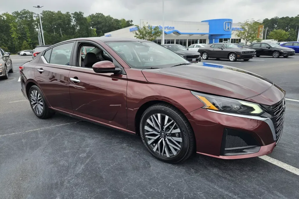 2023 Nissan Altima 2.5 SV photo 1