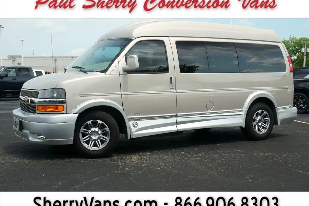 2021 Chevrolet Express Passenger LS photo 1