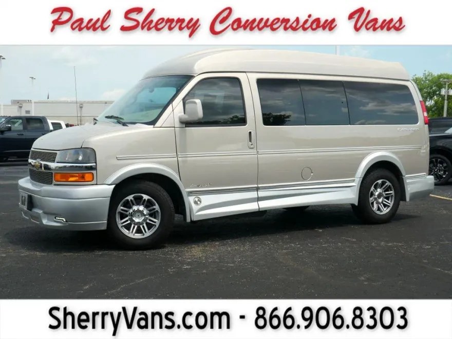2021 Chevrolet Express Passenger LS photo 1