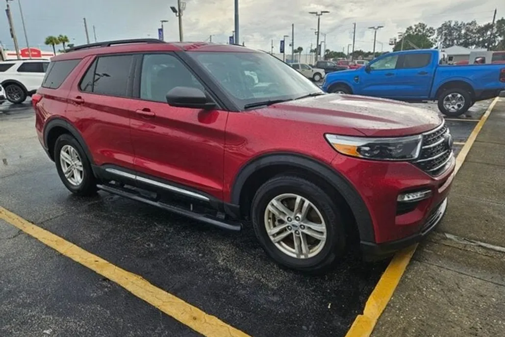 2023 Ford Explorer XLT photo 1