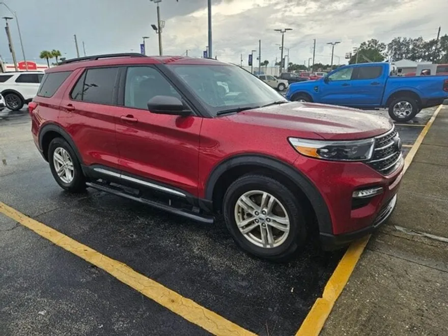 2023 Ford Explorer XLT photo 1