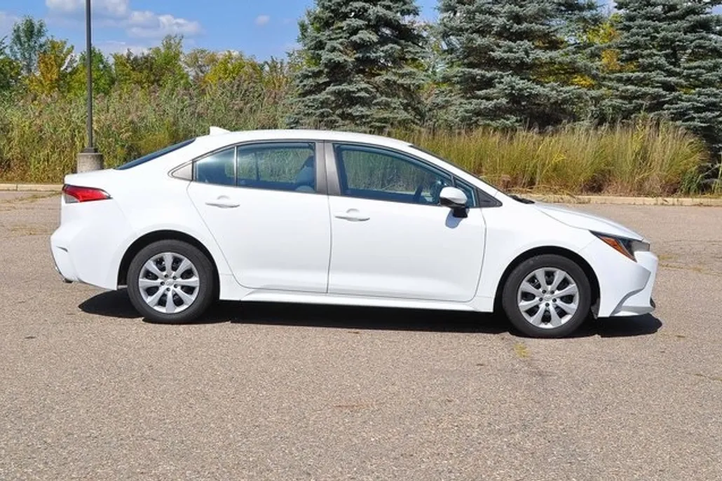 2022 Toyota Corolla LE photo 1