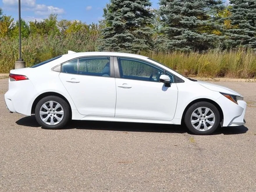 2022 Toyota Corolla LE photo 1