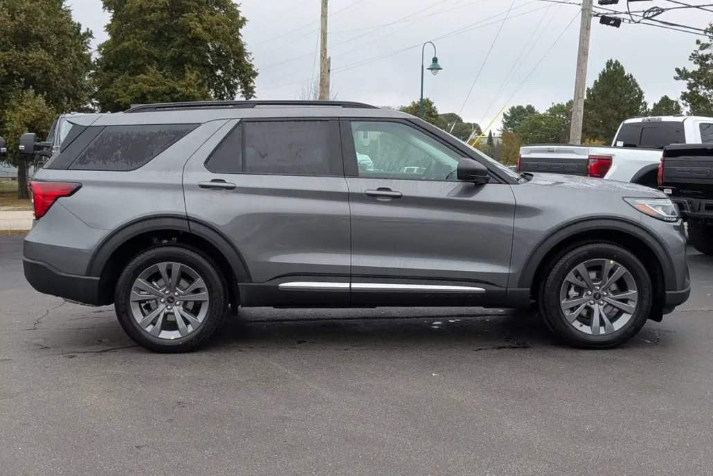 2025 Ford Explorer photo 1