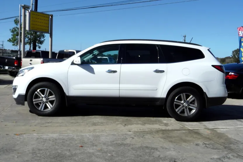 2017 Chevrolet Traverse 1LT photo 1
