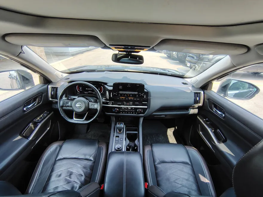 2022 Nissan Pathfinder Platinum photo 1