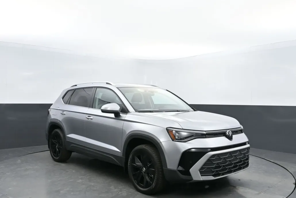 2025 Volkswagen Taos SE photo 1