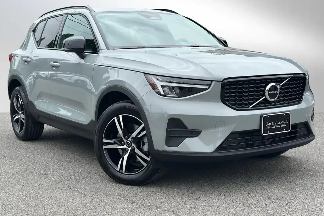 2026 Volvo XC40 Core photo 1