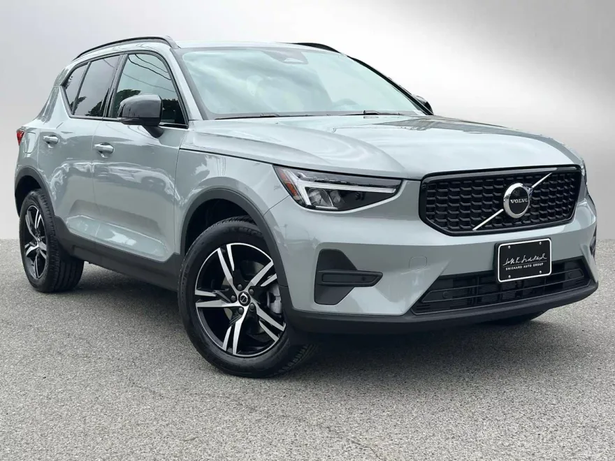 2026 Volvo XC40 Core photo 1