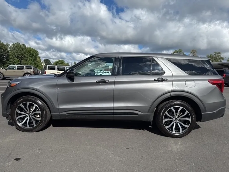 2021 Ford Explorer ST photo 1