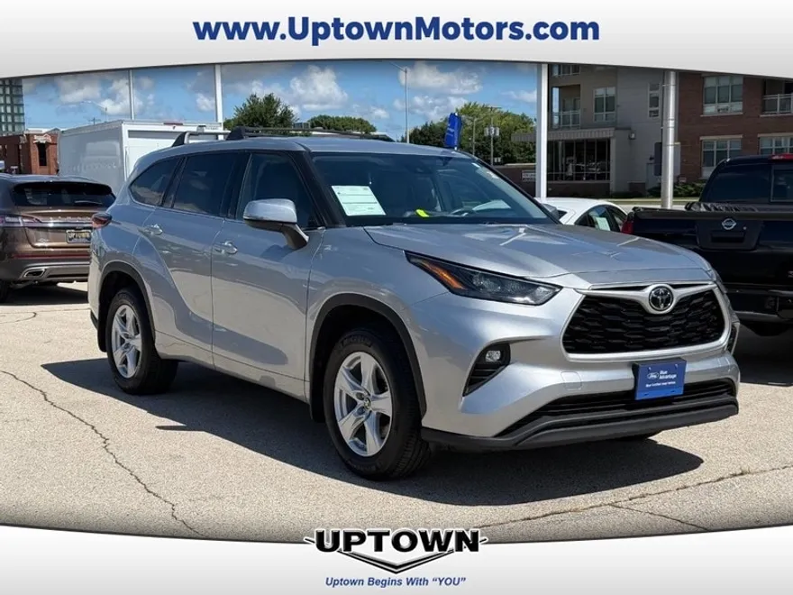 2022 Toyota Highlander LE photo 1