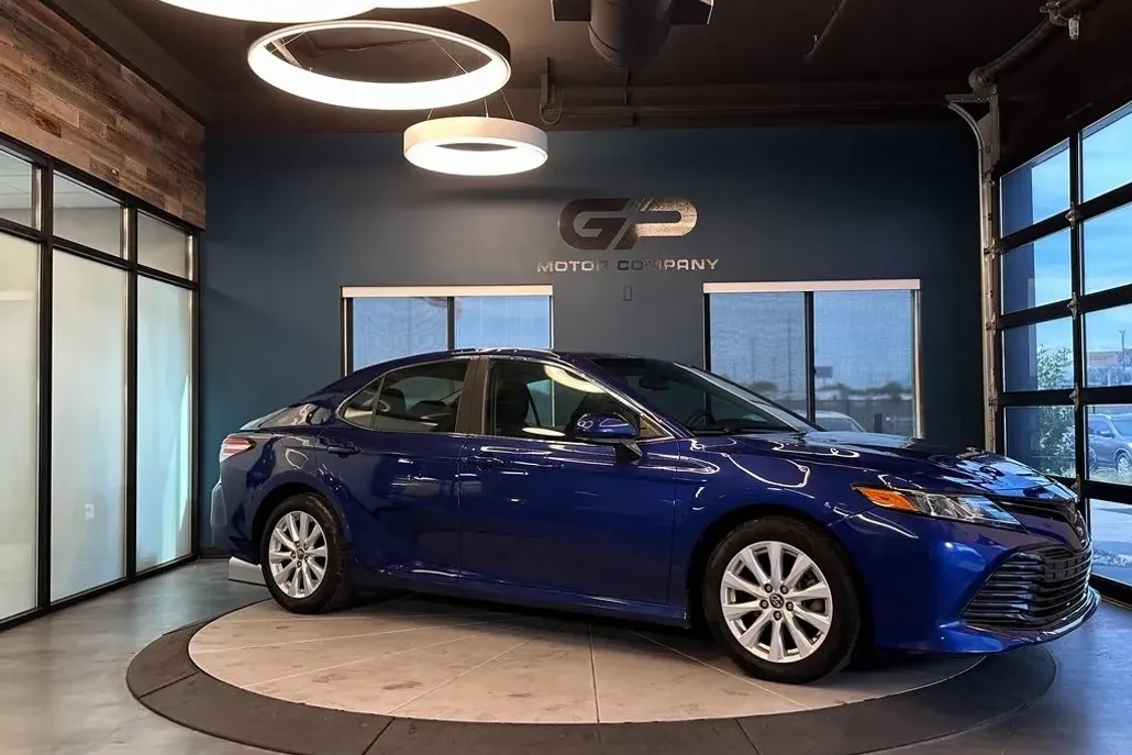 2018 Toyota Camry LE photo 1